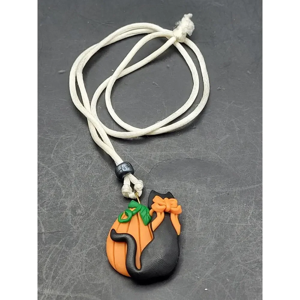 Vintage 90s Handcrafted Pumpkin with Black Cat Necklace 2
